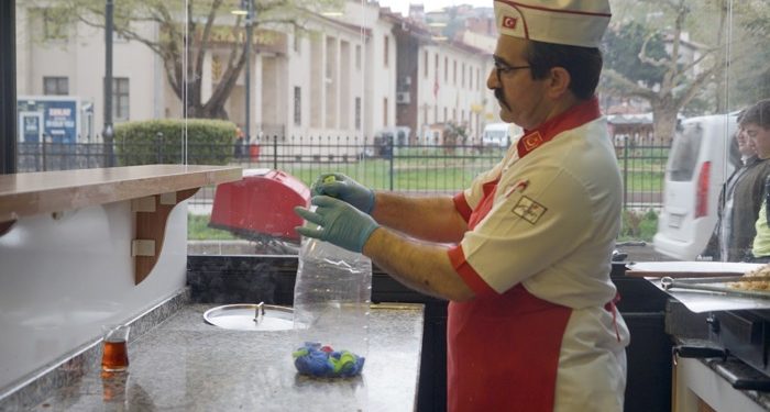 Biriktirdiği mavi kapaklarla engelli vatandaşlara umut oluyor
