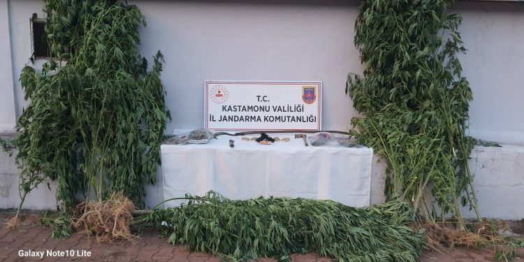 Uyuşturucuyla yakalanan 4 kişi gözaltına alındı