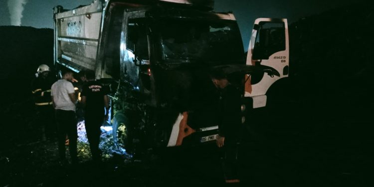 Talaş yüklü kamyon yandı