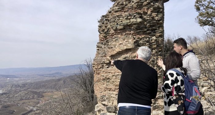 Definecilerin talan ettiği kale ve hamam yok oluyor