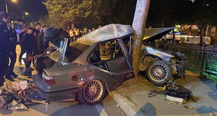 Kaldırıma çıkıp ağaca bindirdi