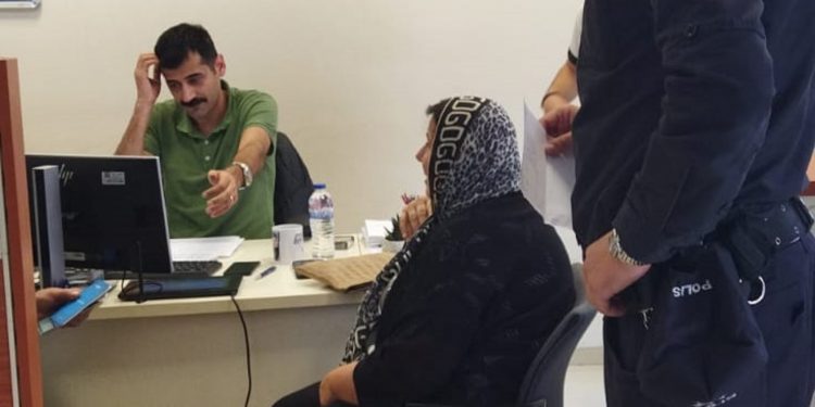 Yaşlı çifti dolandırılmaktan polis ekipleri kurtardı