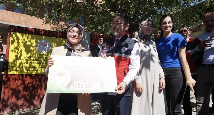 Bakan’dan genç girişimciye moral ziyareti