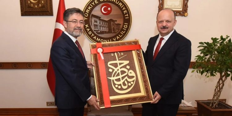 Bakan’dan ziyaretler