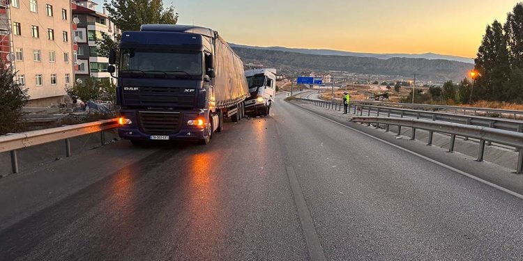 İki tır çarpıştı: 1 yaralı