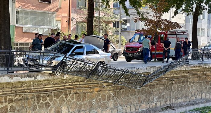 Korkuluklarda asılı kaldı