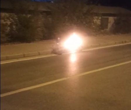 Seyir halindeki motosiklet yandı