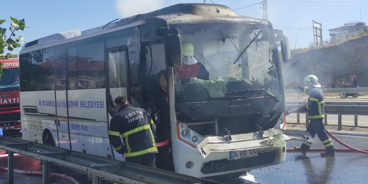 İBB otobüsü D100’de yandı