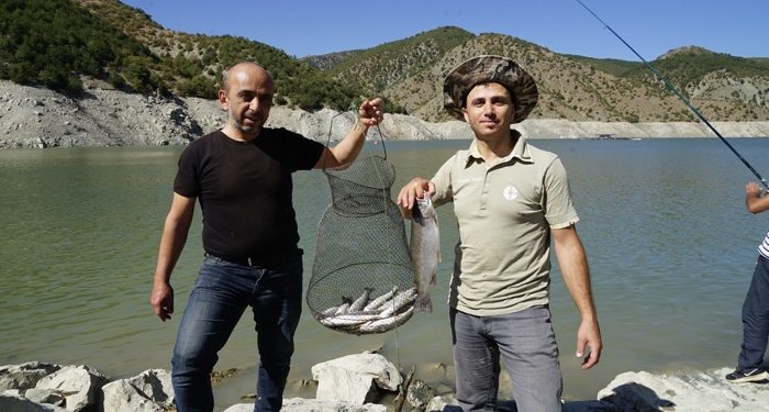 Balık kafesleri yırtıldı, oltasını alan baraja koştu