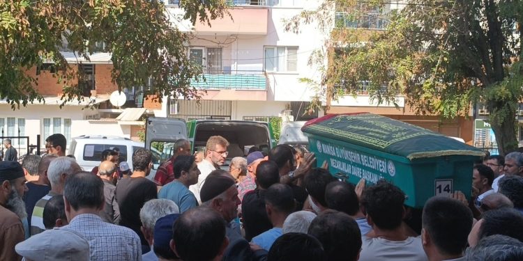 Araç’taki kazada ölen genç kız, Manisa’da toprağa verildi