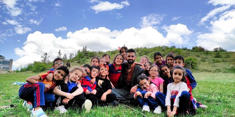 Genç öğretmen öğrencilerine umut oluyor