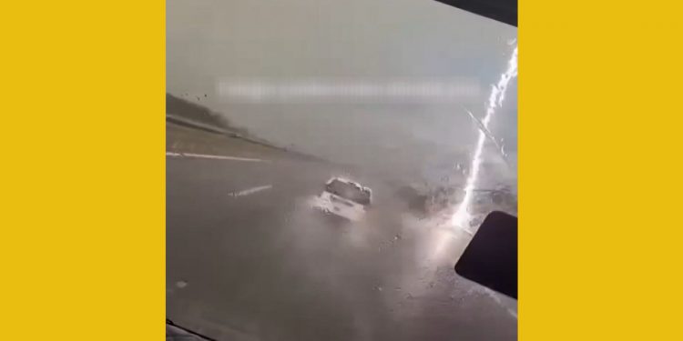 Yoldaki araçların yanına düşen yıldırım kamerada