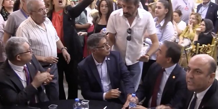 CHP kongresinde olay