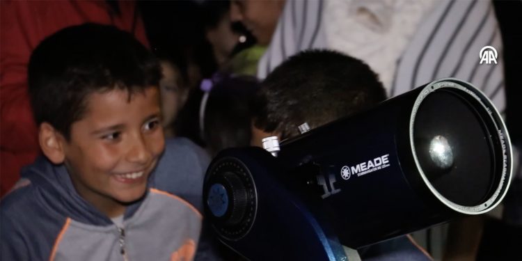 Öğrenci ve veliler teleskopla uzayı gözlemledi