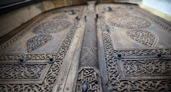 İbn-i Neccar Camisi, ibadete gelenleri 666 yıllık el işlemeli kapısıyla karşılıyor