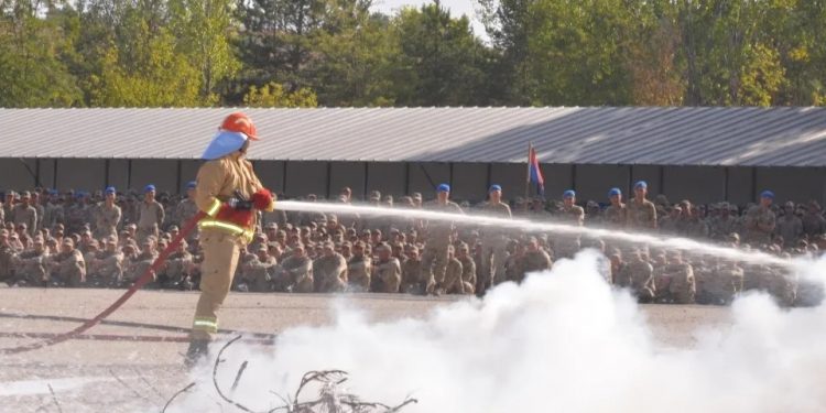 Komandolara yangınla mücadele eğitimi