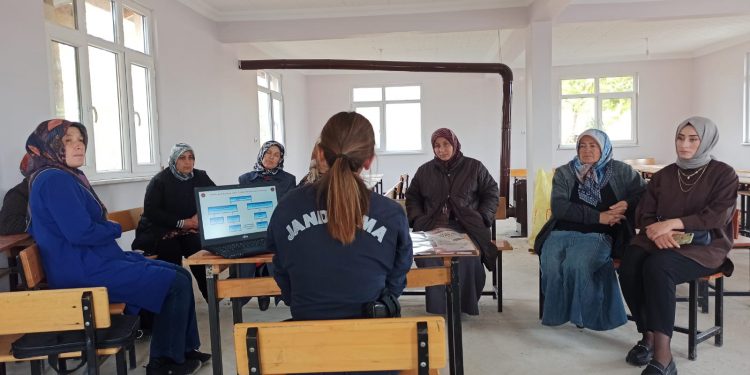 Köy kadınlarına KADES uygulaması tanıtıldı