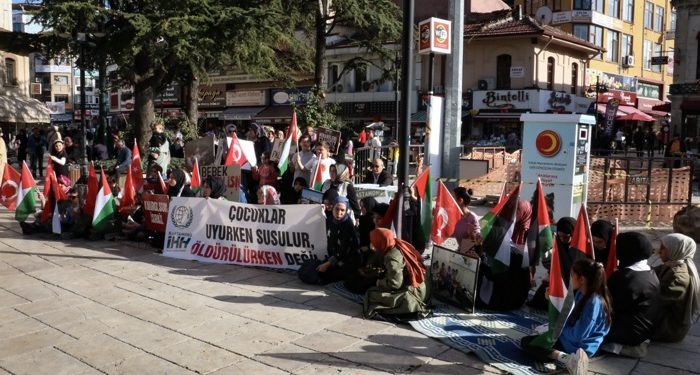 Kadınlar Filistin için sessiz oturma eylemi yaptı