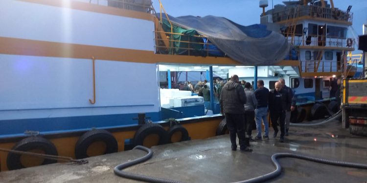 Teknenin ambarına düşen iki balıkçı zehirlendi