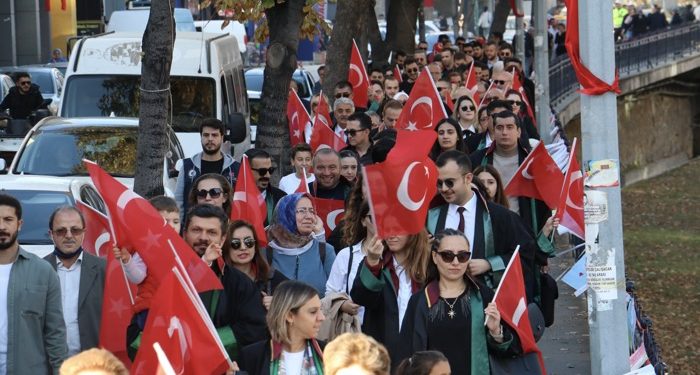 Avukatlar cumhuriyet aşkıyla yürüdü