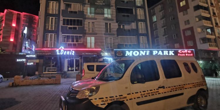Apartman toplantısında silah ve bıçaklar konuştu: 4 yaralı