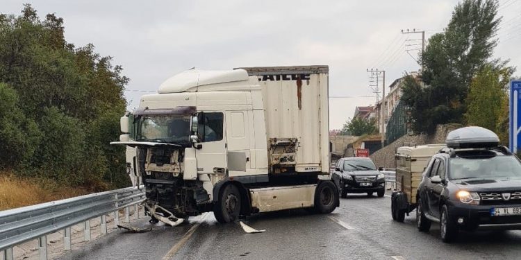 D100’de makaslayan tır ulaşımı aksattı