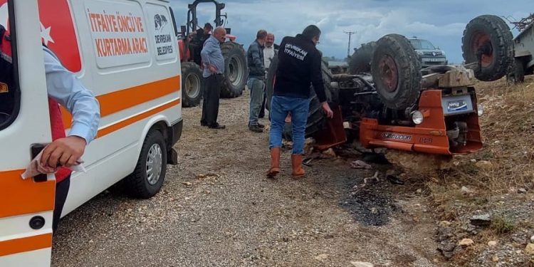 Devrilen traktörün altında kalan sürücü yaralandı