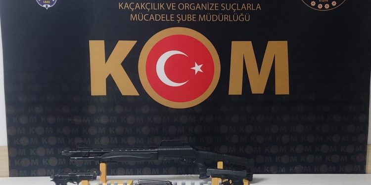 Bir ev ve iki iş yerinde çok sayıda silah ve fişek ele geçirildi