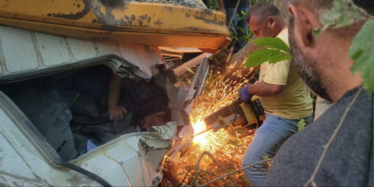 Freni boşalan mıcır yüklü kamyon, uçuruma yuvarlandı