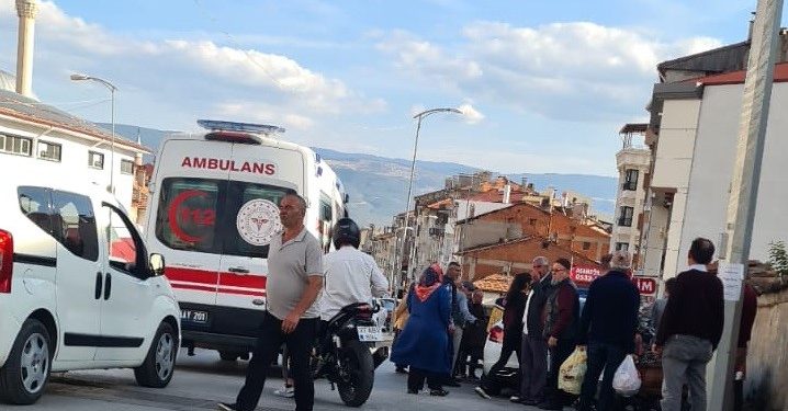 Traktörün çıkan lastiği yayaya çarptı