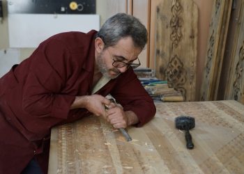 Tek elle ahşap oyma sabrı