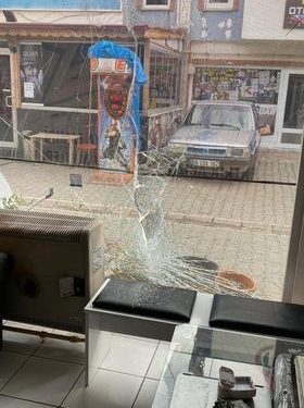 Motosikletin gazına bastı, kontrolü kaybedip iş yerine daldı