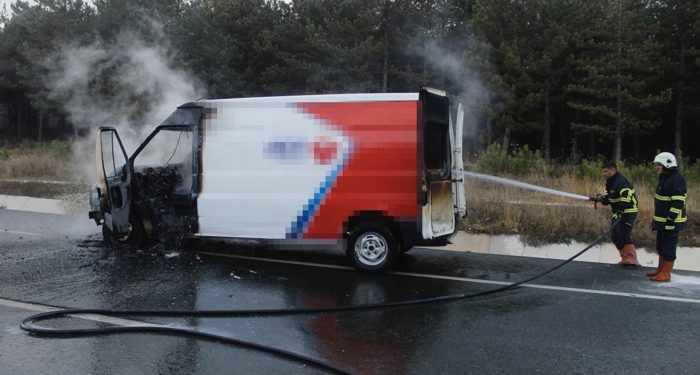 Seyir halindeki kargo aracı yandı