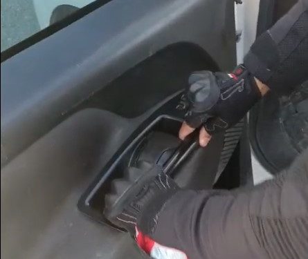 Kapı döşemesinde tabanca!