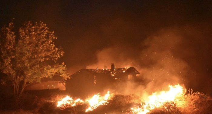 Anız yangını evi kül etti