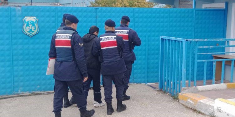 Jandarmadan aranan şahıslara operasyon: 5 gözaltı