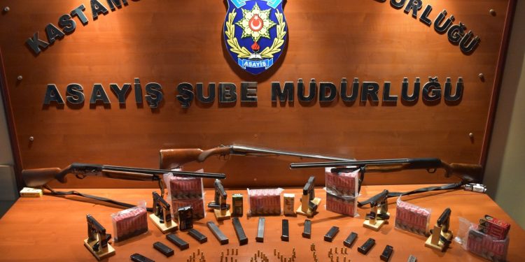 Çok sayıda ruhsatsız silah ele geçirildi