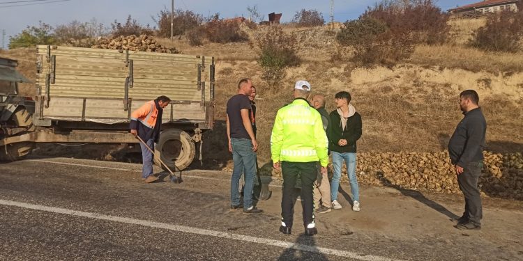 Şeker fabrikasında kuyruk sırasına girmek isteyen pancar yüklü traktör devrildi