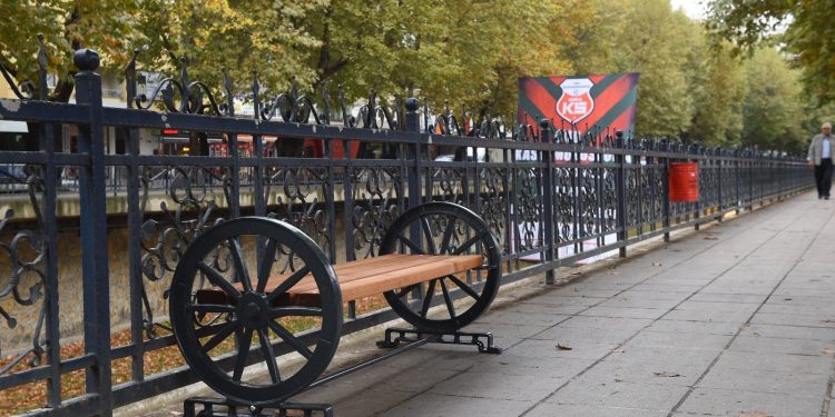 Belediyeden çay boyuna yeni banklar