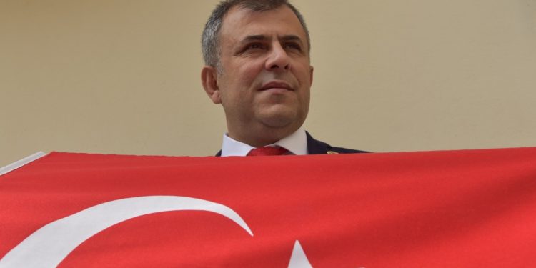 Başkan Çatal’dan bayrak tepkisi