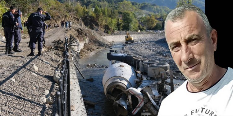 Beton mikseri devrildi, sürücüsü can verdi