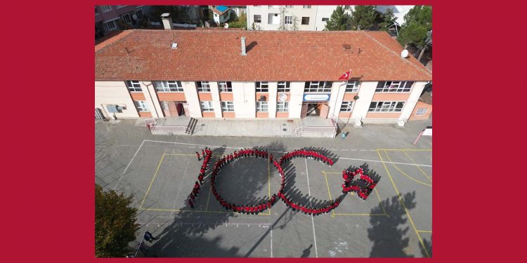 Tosyalı öğrencilerin 100. yıl koreografisi dron ile görüntülendi