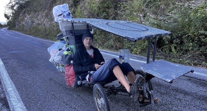 İtalyan gezgin bisikletle dünya turu yapıyor