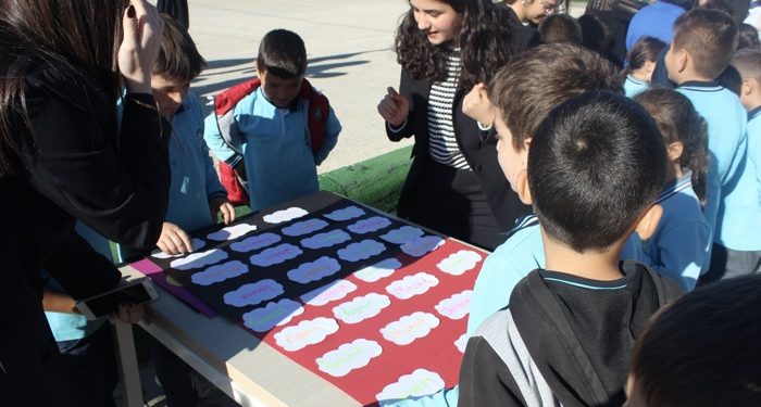 Üniversiteliler köy okulundaki çocukların yüzünde tebessüm oluşturuyor