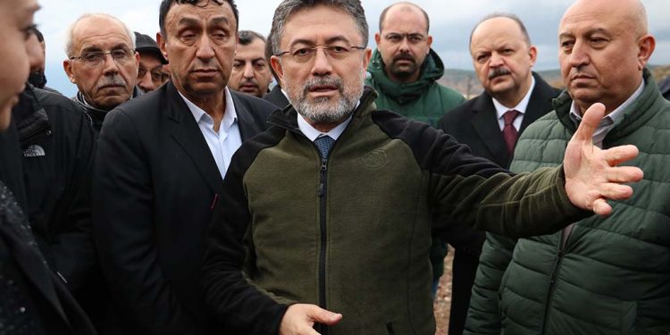 Yangınzede köye Bakan ziyareti