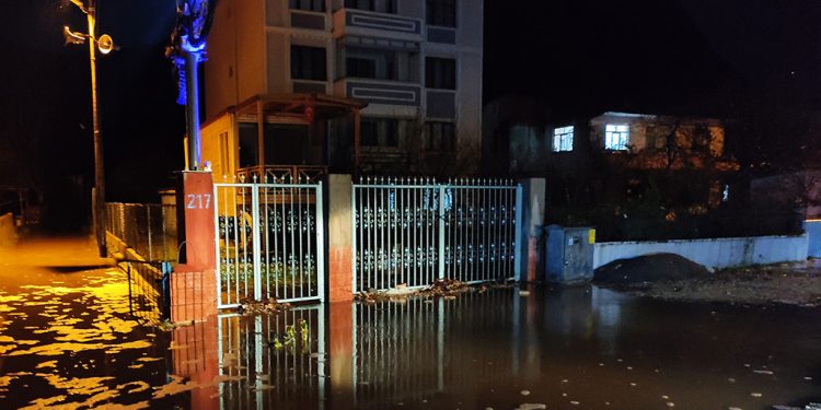 Deniz taştı, sokaklar su altında kaldı
