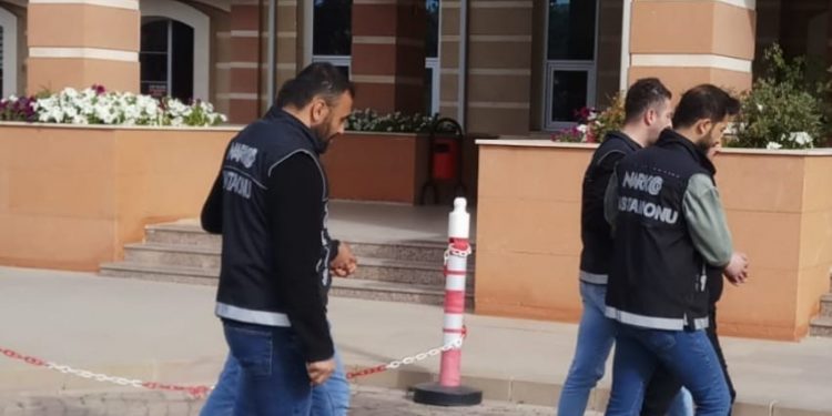 Aranan 2 şahıs yakalandı