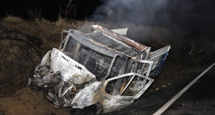 Ağaç yüklü traktör ile çarpışan kamyonet alev aldı: 5 yaralı