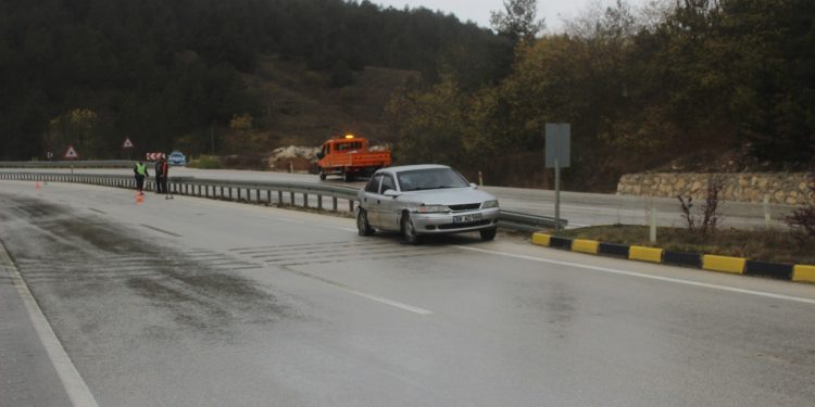 Virajı alamayan otomobil bariyerlere çarptı