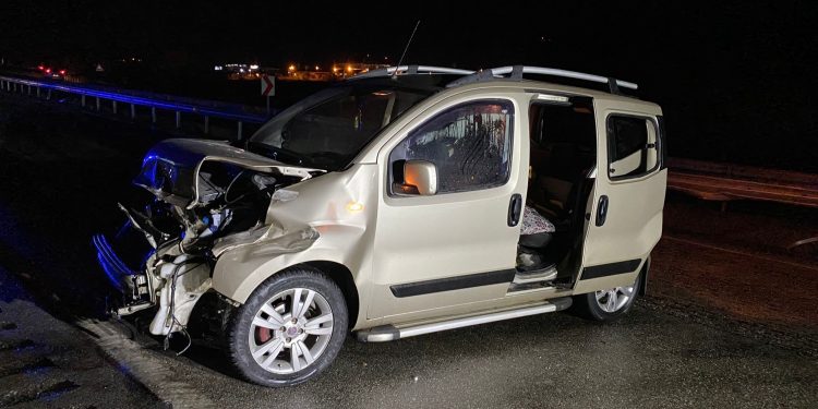 D100’de hafif ticari araç bariyerlere çarptı: 4 yaralı